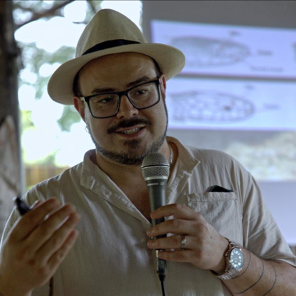 Caio Fernandes em atividade profissional