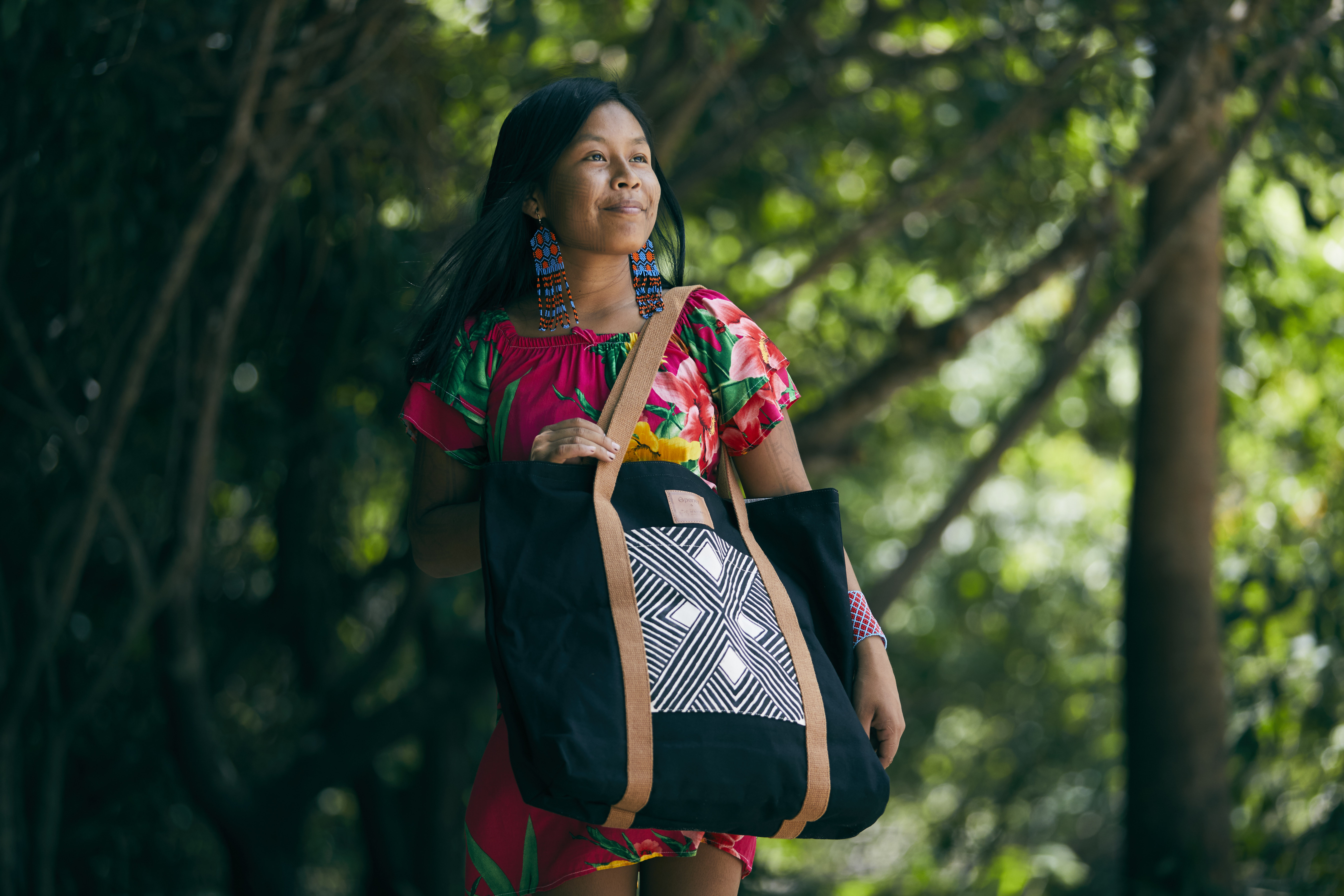 Arte de Mulheres Indígenas da Amazônia Vira Moda e Promove Comércio Ético