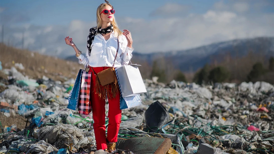Fast Fashion: A Segunda Indústria Mais Poluente Repense Antes de Comprar Mais Uma Blusinha e um Sapato